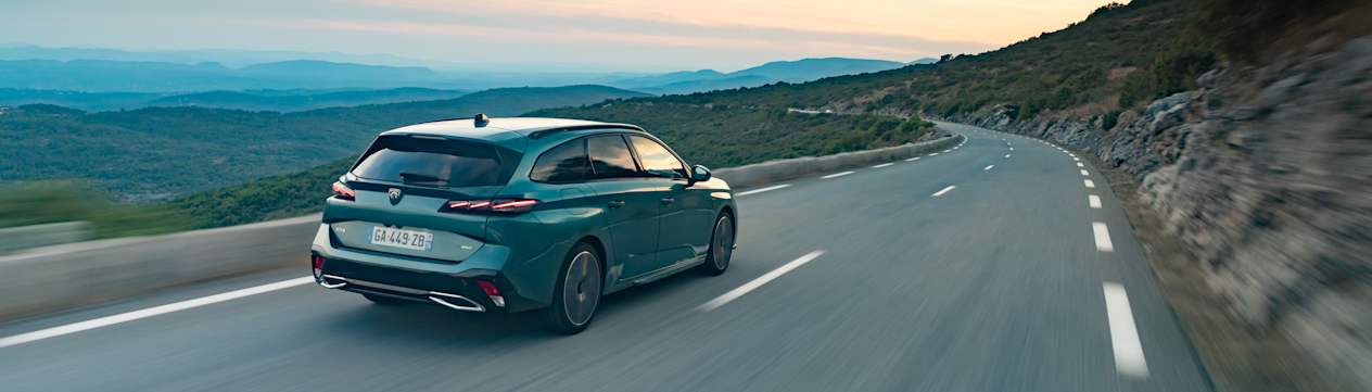 Peugeot 308 SW 2021 : trois quarts arrière droit sur route