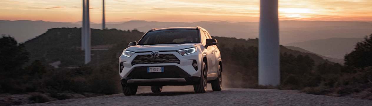 Toyota RAV4 Hybride : face avant sur chemin