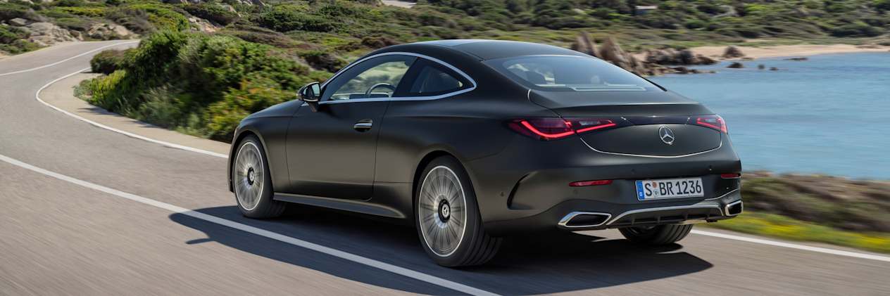 Mercedes CLE Coupé 2023 : trois quarts arrière gauche sur route