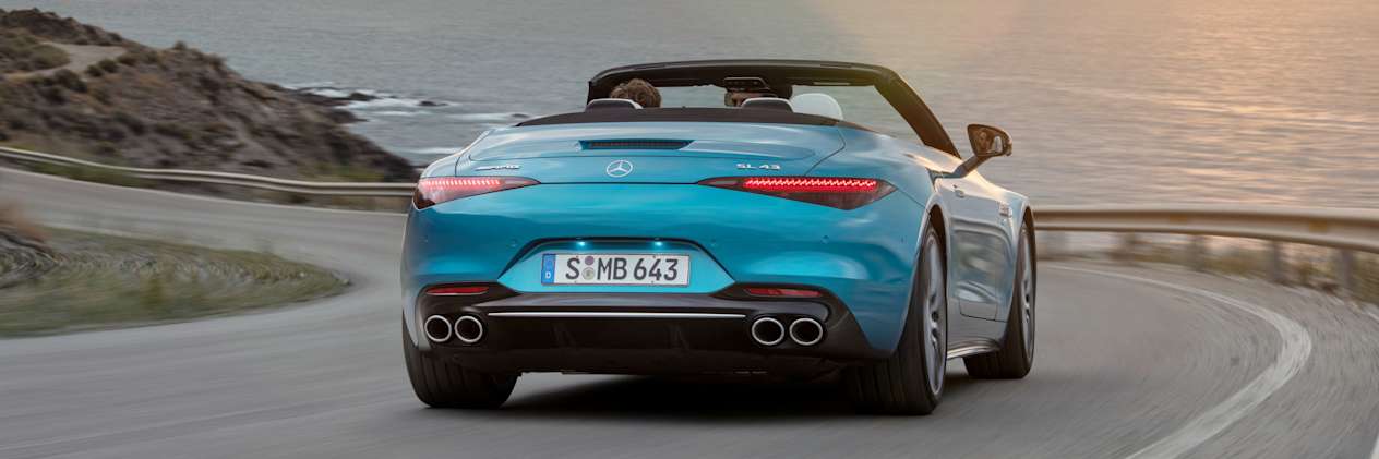 Mercedes-AMG SL 43 2022 : face arrière sur route et coucher de soleil