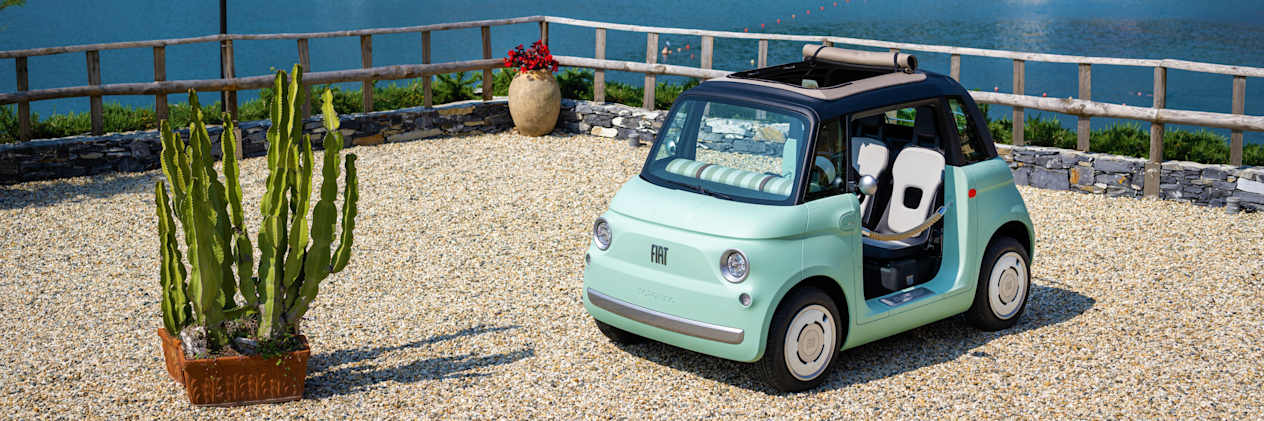 Fiat Topolino Dolcevita 2023 : trois quarts avant gauche vue plongeante sur lac