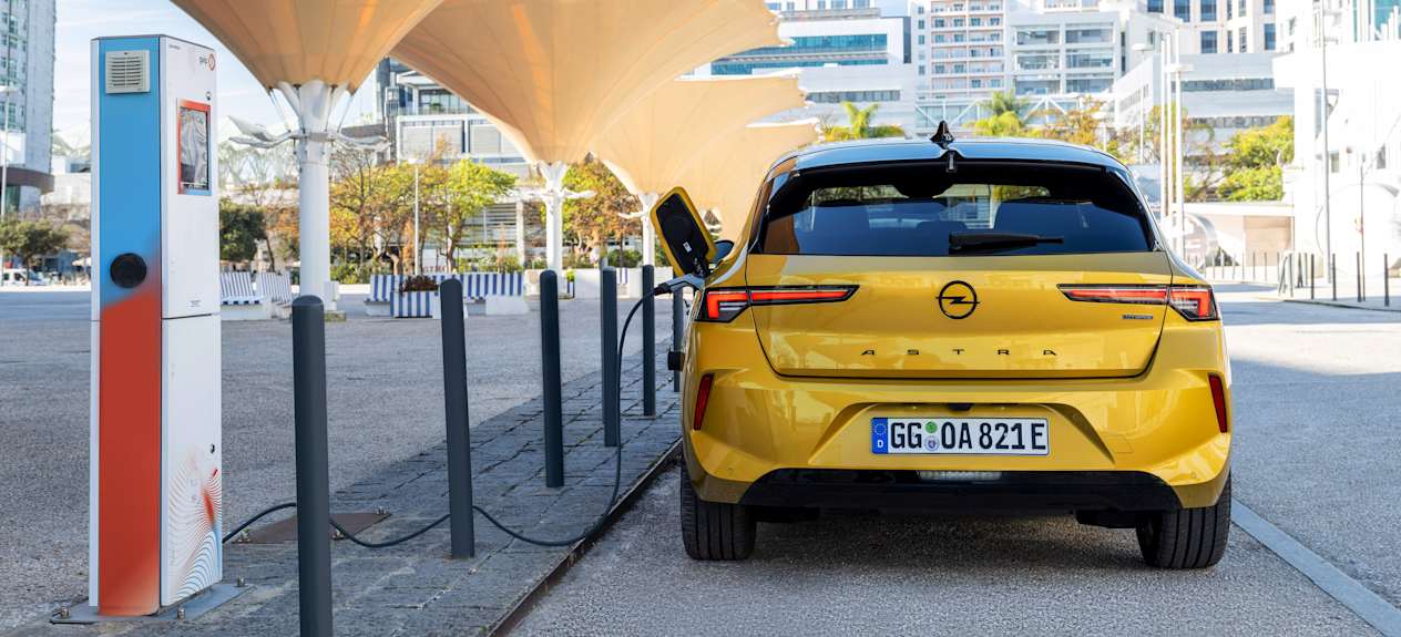 Opel Astra 2022 : face arrière statique en charge