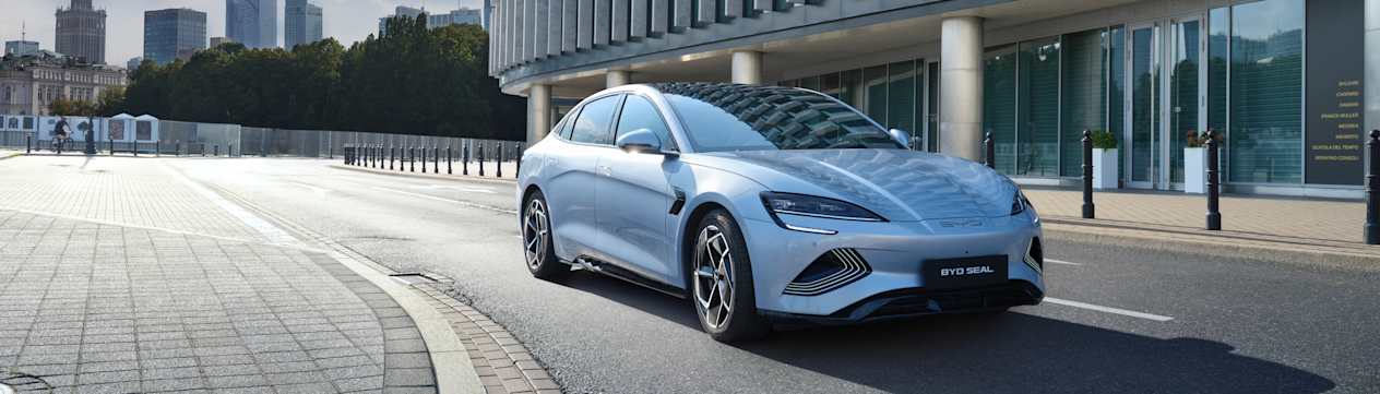 BYD Seal 2023 : trois quarts avant droit en ville