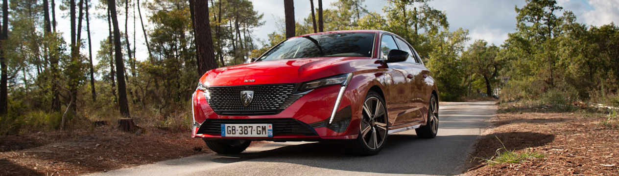 Peugeot 308 2021 rouge : trois quarts avant gauche en contre-plongée