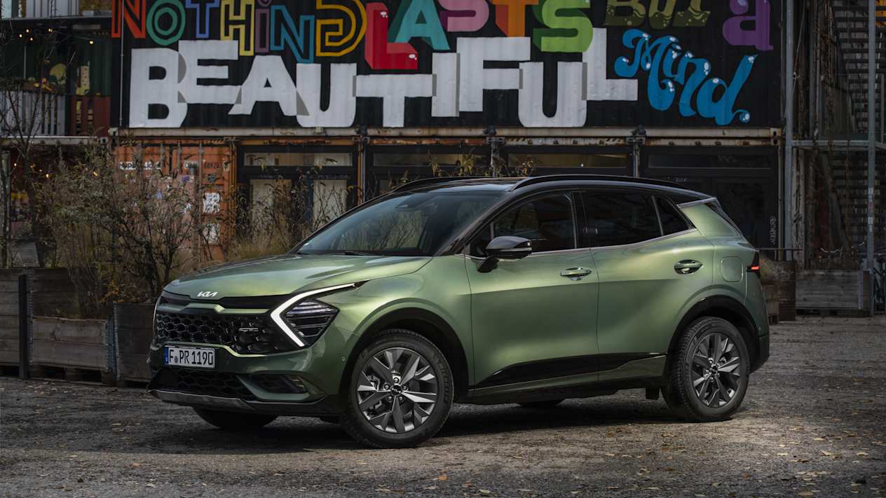 Kia Sportage 2022 : Trois quart avant vert devant un tag