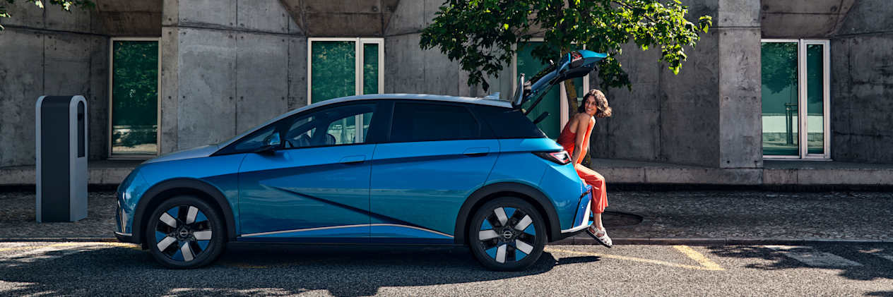 BYD Dolphin 2023 : profil gauche statique avec coffre ouvert