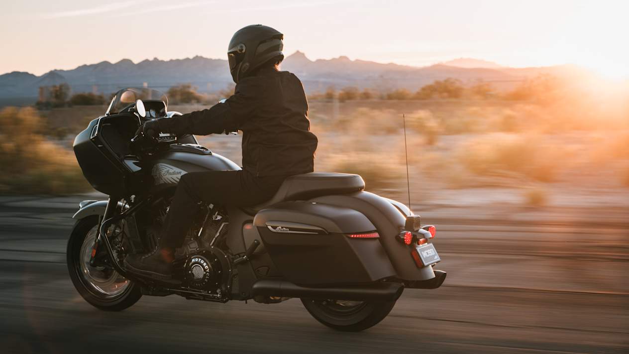 Indian Challenger Dark Horse Powerplus 112 2025 : trois quarts arrière gauche sur route