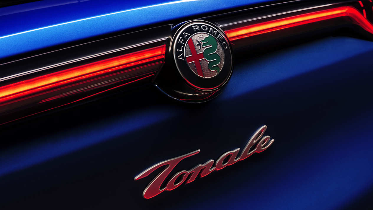 Alfa Romeo Tonale 2022 : Logo alfa romeo à l'arrière avec feux allumés