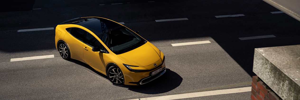 Toyota Prius 2023 : trois quarts avant droit statique en vue plongeante