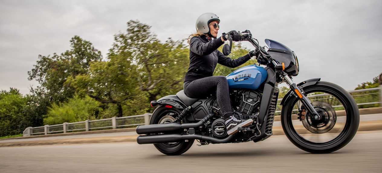 Indian Scout Rogue bleue sur route