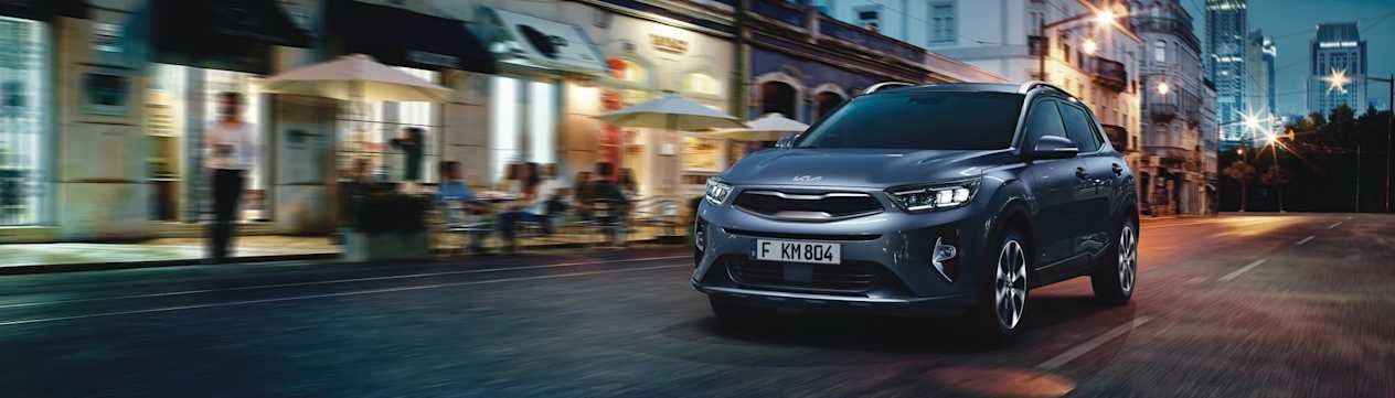 Kia Stonic 2021 : trois quarts avant gauche dans la rue de nuit