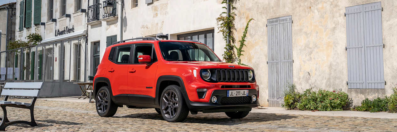 Jeep Renegade 4xe dans un village