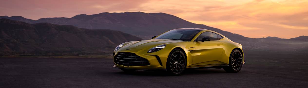 Aston Martin Vantage 2024 : trois quarts avant gauche statique avec coucher de soleil