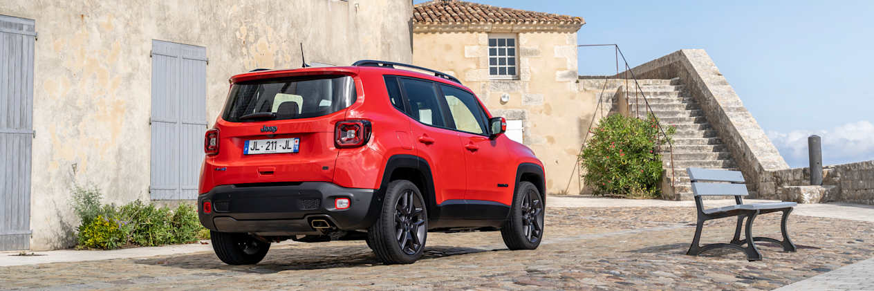 Jeep Renegade 4xe vue arrière dans un village