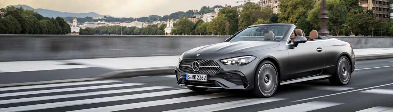 Mercedes CLE Cabriolet 2024 : décapotée trois quarts avant gauche sur route en ville