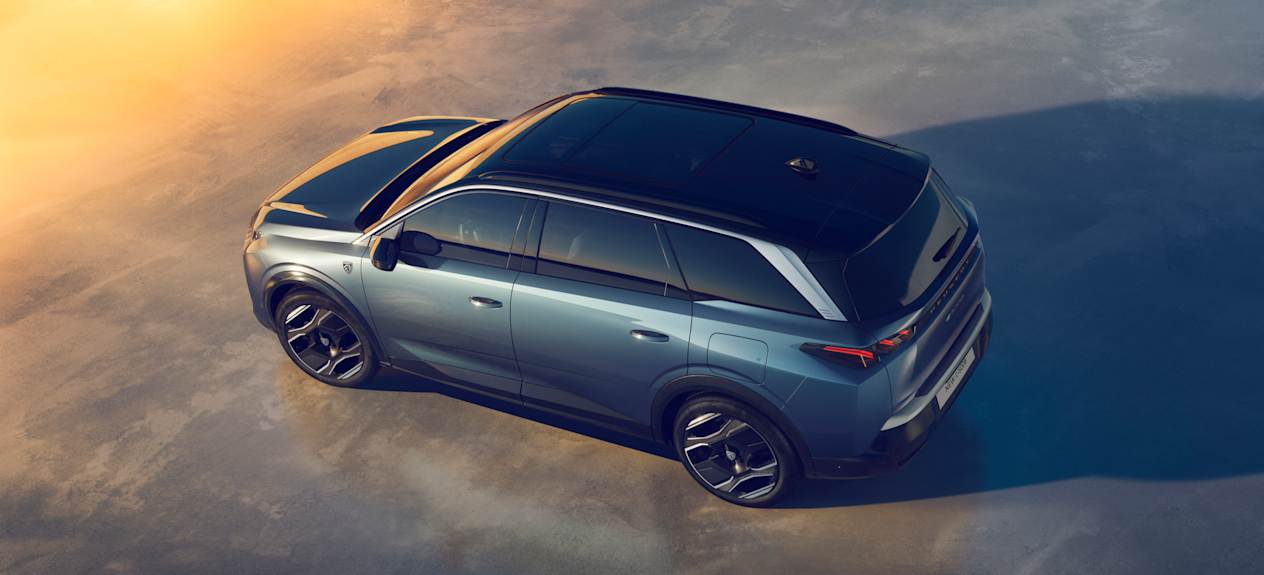 Peugeot 5008 2024 : trois quarts arrière gauche statique en vue plongeante