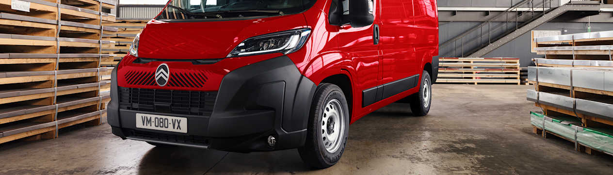 Citroën Jumper 2024 : trois quarts avant gauche dans un entrepôt