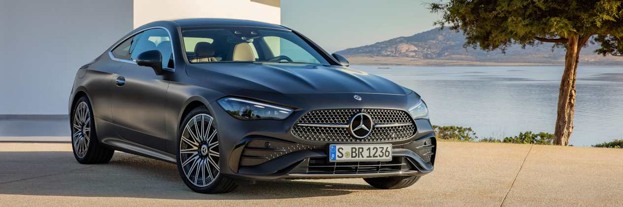 Mercedes CLE Coupé 2023 : face avant statique devant villa