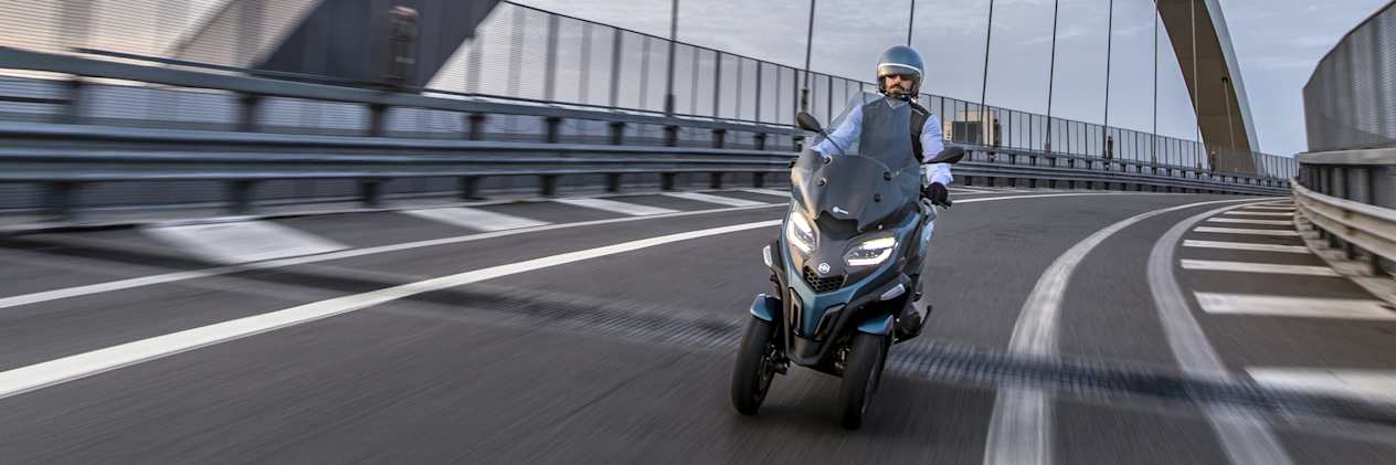 Piaggio MP3 530 Exclusive face avant sur la route