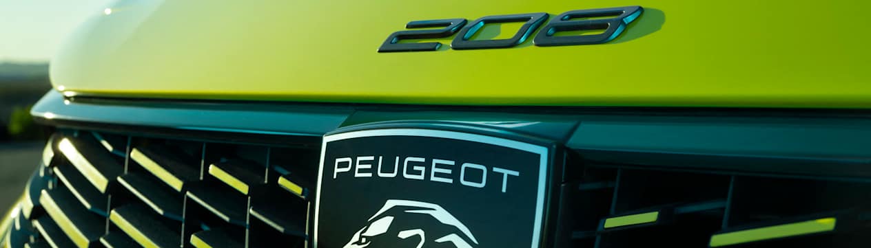 Peugeot 208 2023 : détail logo capot