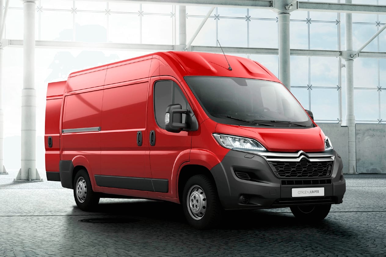 Citroën Jumper : trois quarts avant droit statique avec portes arrière ouvertes