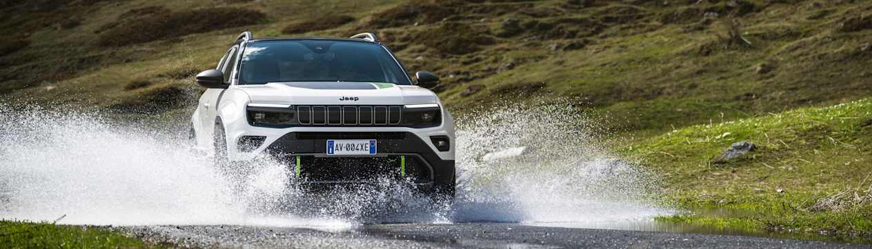 Jeep Avenger 4xe 2024 : face avant traverse de l'eau dans les Alpes
