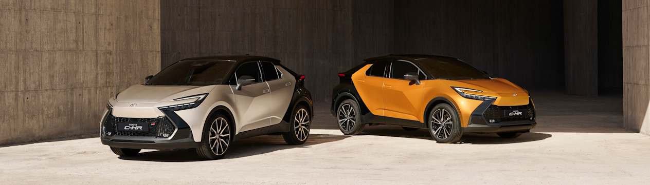 Toyota CHR 2023 : or et argent vue trois quarts avant
