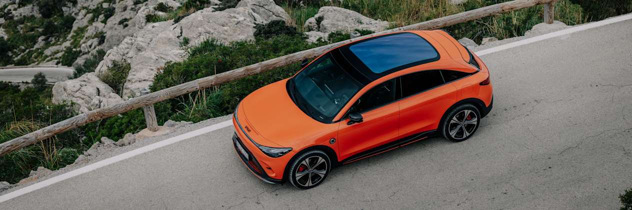 Smart #3 Brabus 2023 : trois quarts avant gauche vue plongeante sur route