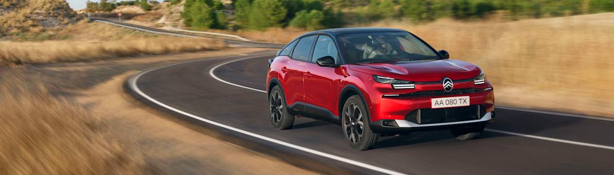 Citroën C4 2025 : trois quarts avant droit sur route dans les champs