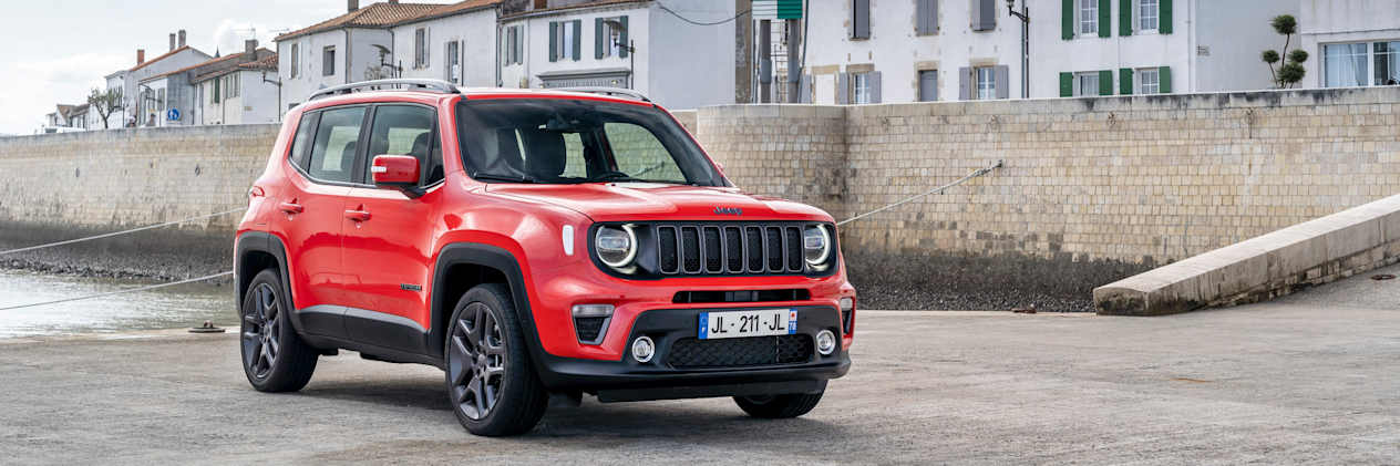 Jeep Renegade 4xe sur le quai d'un port de pêche