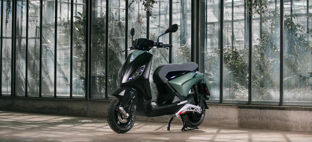 Piaggio 1 Forest Mix trois quarts avant gauche dans une serre
