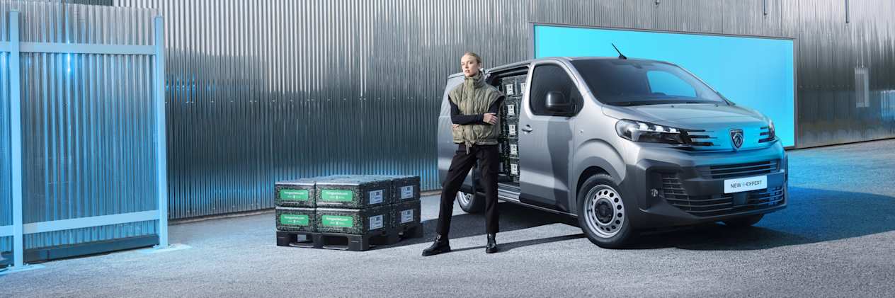 Peugeot Expert 2024 : trois quarts avant droit avec modèle