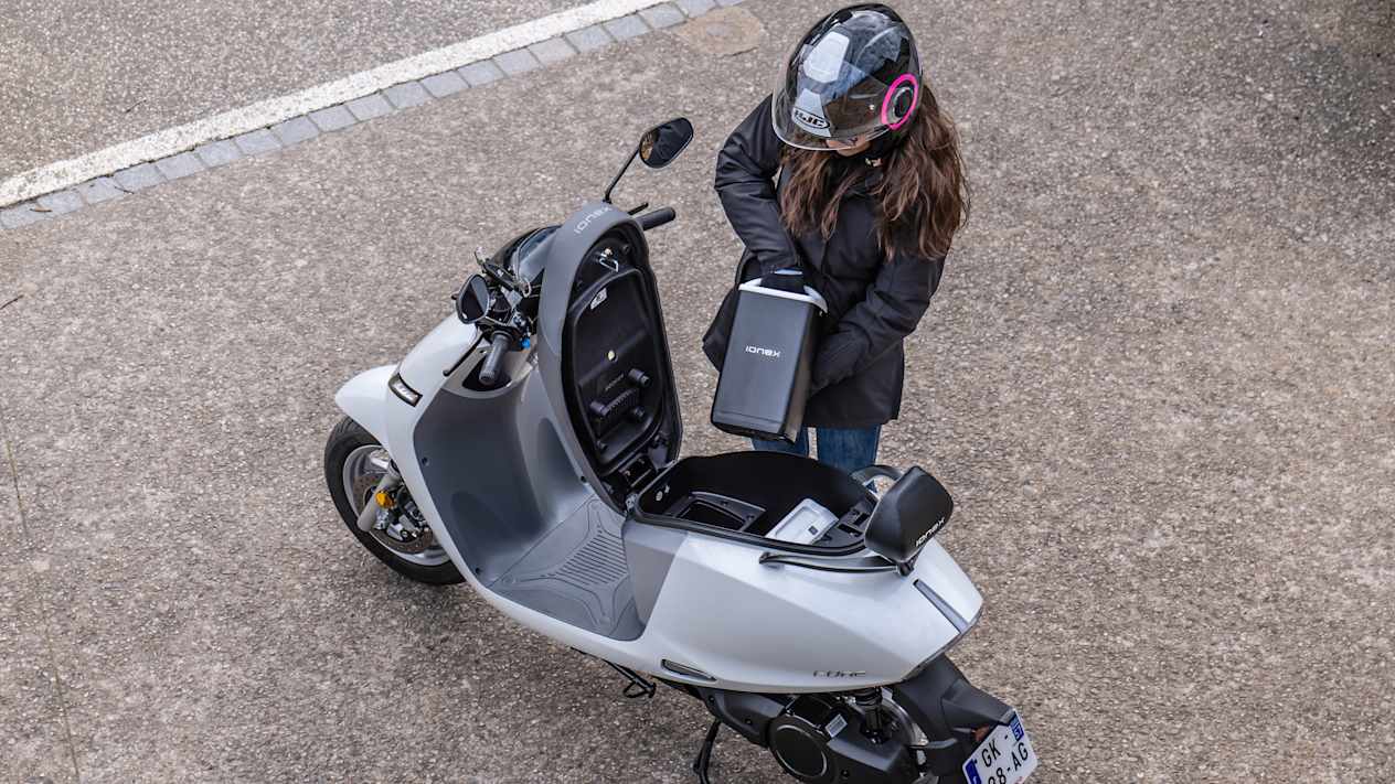Kymco i-One 2024 : extraction batterie amovible vue en plongée