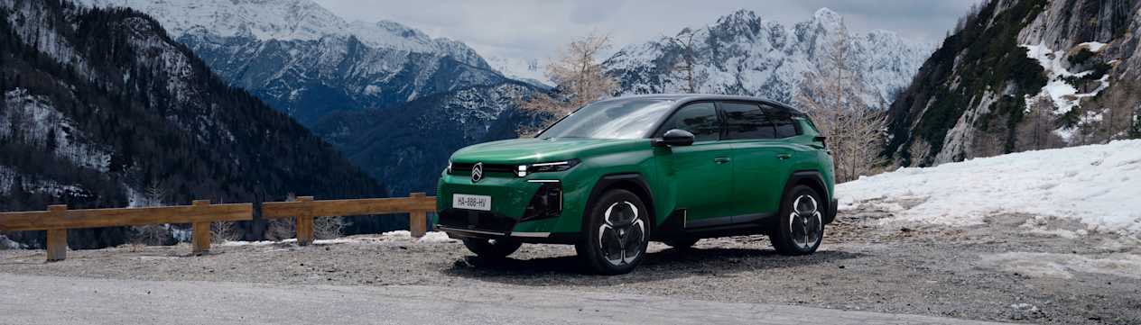 Citroën C5 Aircross 2025 : trois quarts avant gauche statique sur fond de montagnes
