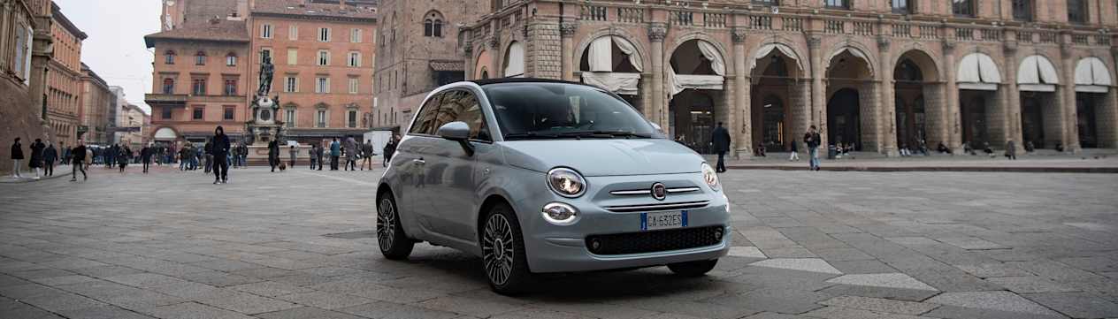 Fiat 500 Hybrid Cabrio sur une place