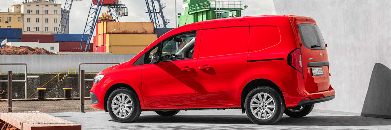 Mercedes-Benz Citan 2021 rouge de profil sur un port