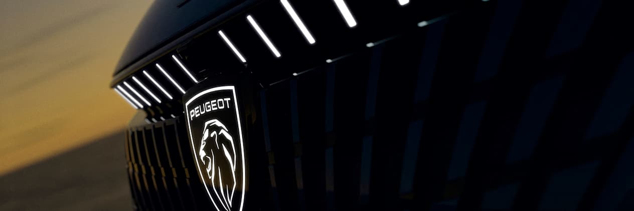Peugeot 308 2025 : signature lumineuse logo et bandeau