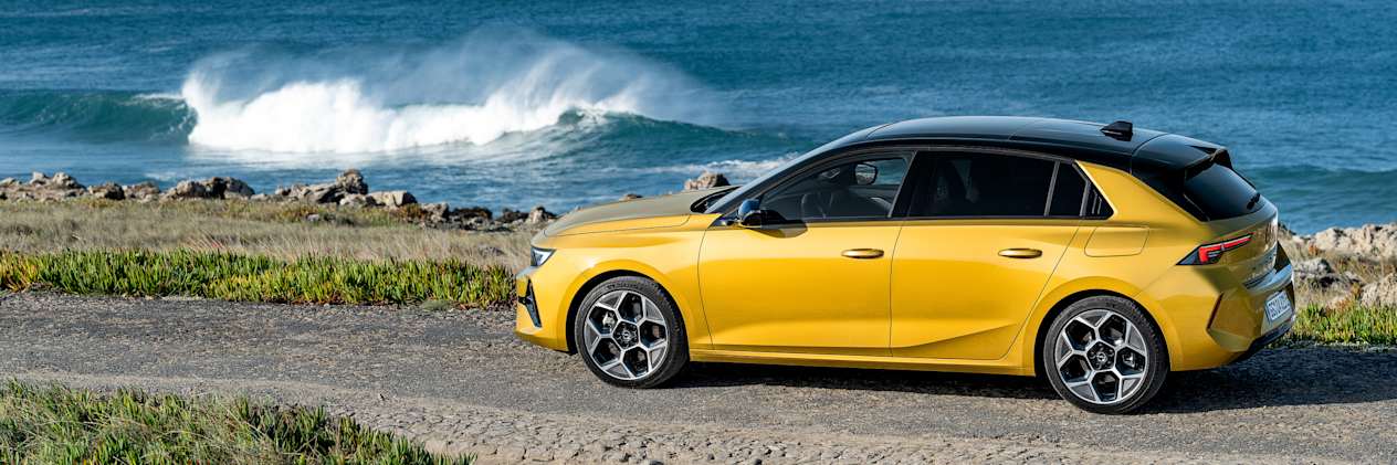 Opel Astra 2022 : profil gauche statique en bord de plage