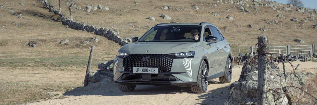 DS 7 2025 : vue trois quarts avant sur chemin privé