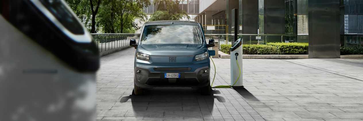 Fiat Doblo Cargo électrique 2024 : face avant avec borne de recharge