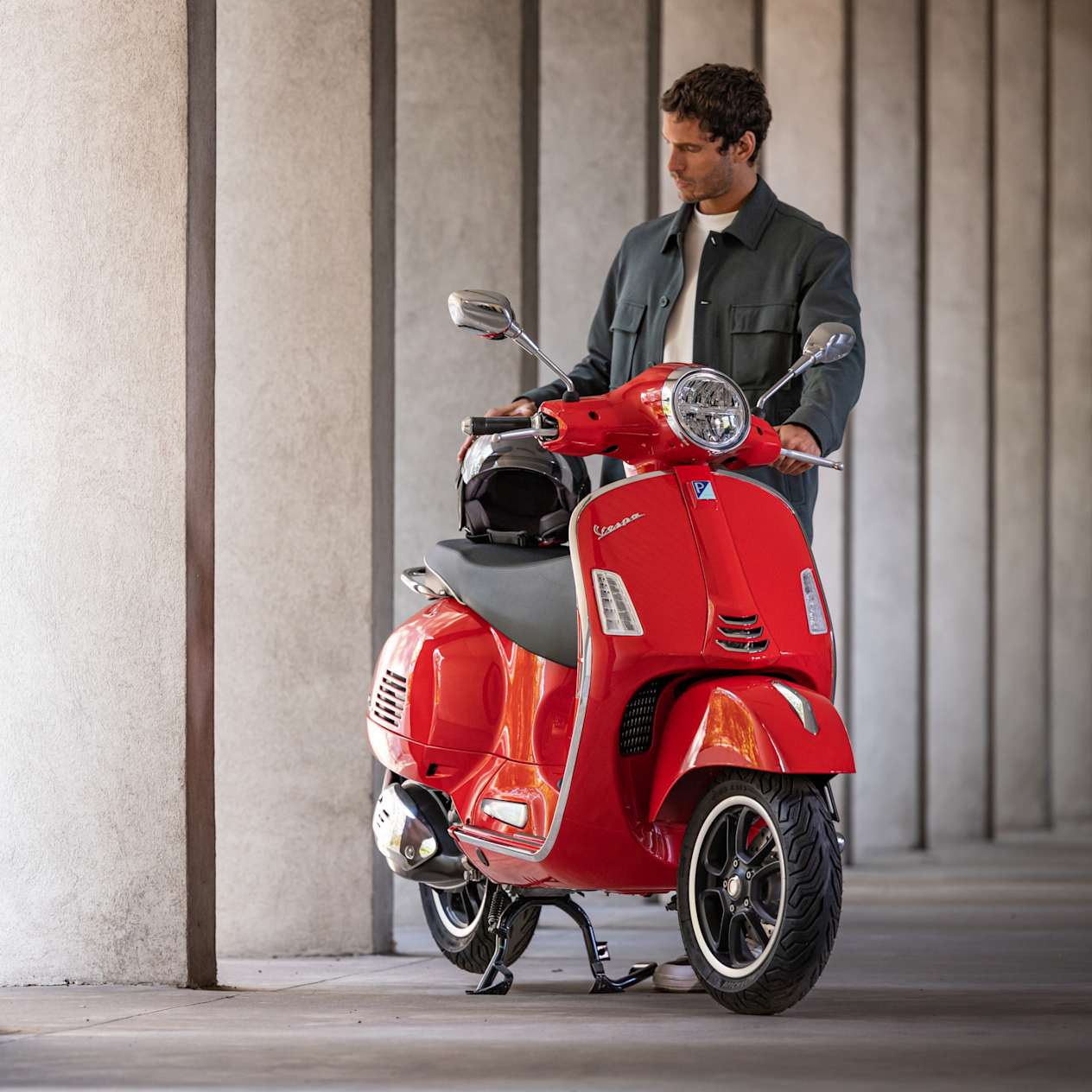 Vespa GTS Super : rouge vue de trois quarts avant
