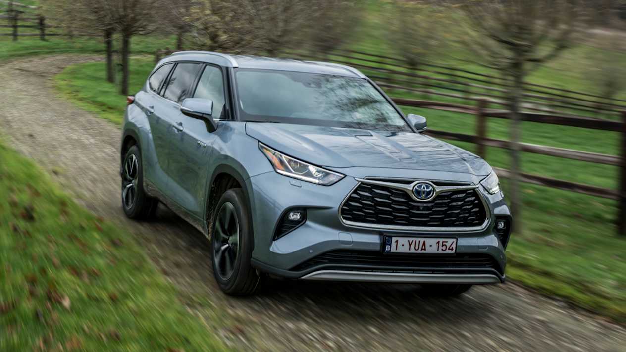 Toyota Highlander 2021 : trois quarts avant droit sur chemin