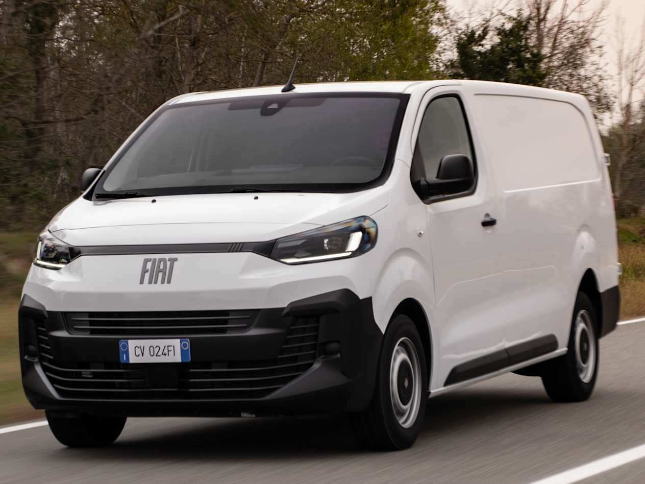 Fiat Scudo 2024 : trois quarts avant gauche sur route