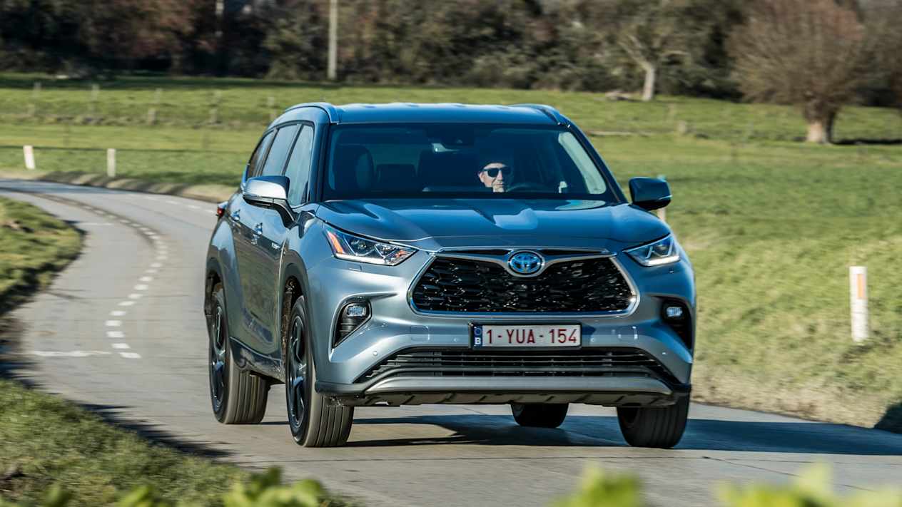 Toyota Highlander 2021 : face avant sur route