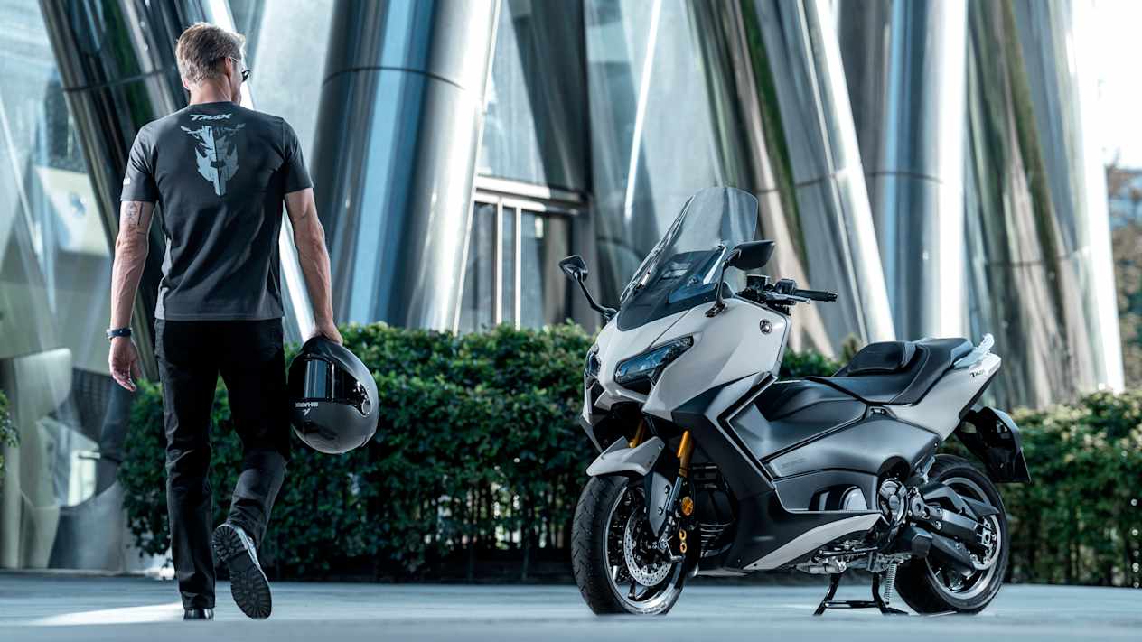 Yamaha TMAX Tech Max 2025 : trois quarts avant gauche statique avec modèle