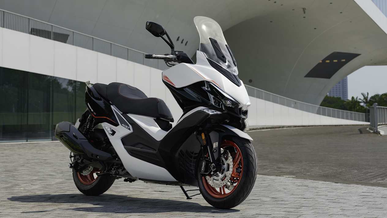 Kymco Xciting VS 400 SE 2024 : toris quarts avant droit statique devant bâtiment