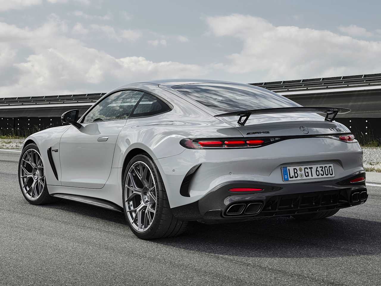AMG GT : Au tour de la version 63 PRO ! 