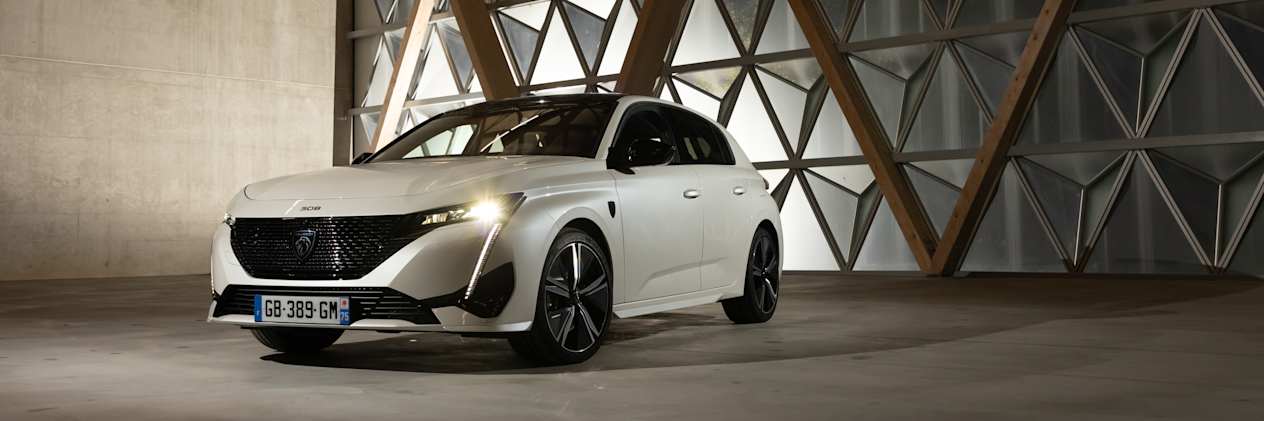 Peugeot 308 2021 blanche : trois quarts avant gauche statique