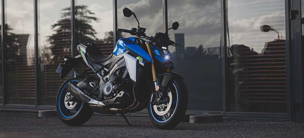 Suzuki GSX-S1000 devant vitre