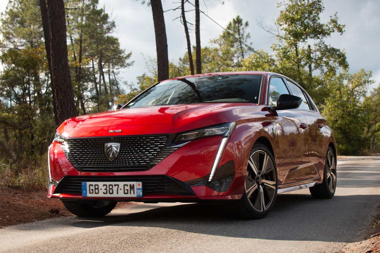 Peugeot 308 2021 Rouge Elixir vue trois quarts avant